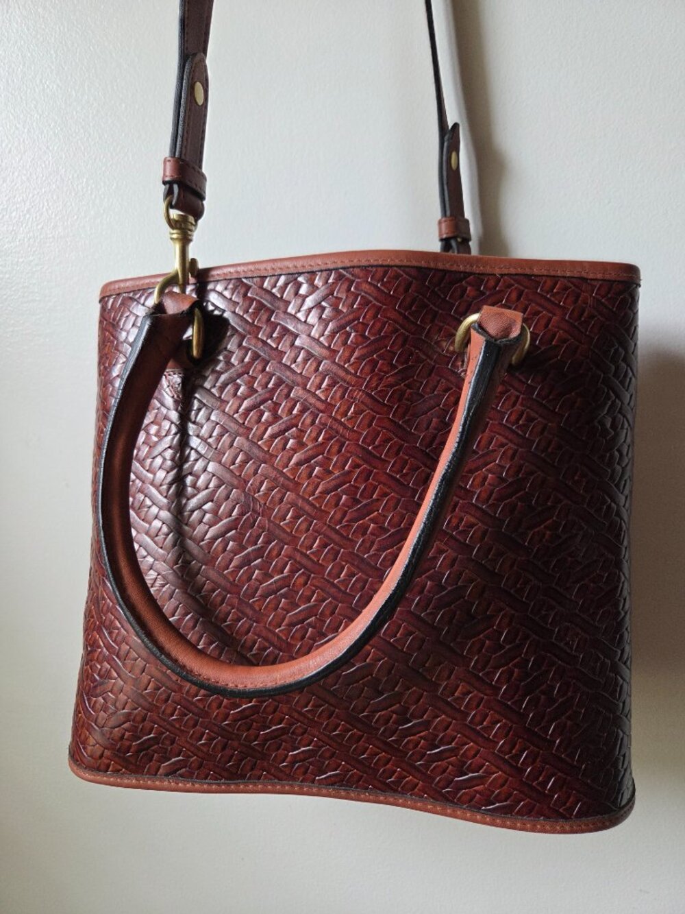 LIKE NEW LIZ CLAIBORNE LEATHER CO GENUINE LEATHER BROWN WOVEN PATTERN CROSSBODY